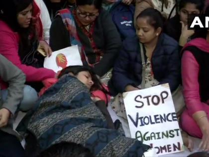 Hyderabad rape case: Swati Maliwal sitting on hunger strike, police asked to vacate Jantar-Mantar campus | हैदराबाद रेप मामलाः भूख हड़ताल पर बैठीं स्वाति मालीवाल, पुलिस ने जंतर-मंतर परिसर खाली करने को कहा