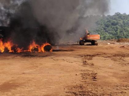 Chhattisgarh: 9 vehicles including Dumper and JCB set on fire by naxals in Dantewada, today | छत्तीसगढ़ में नक्सली वारदात: डंपर व जेसीबी समेत 9 वाहनों को नक्सली ने किया आग के हवाले