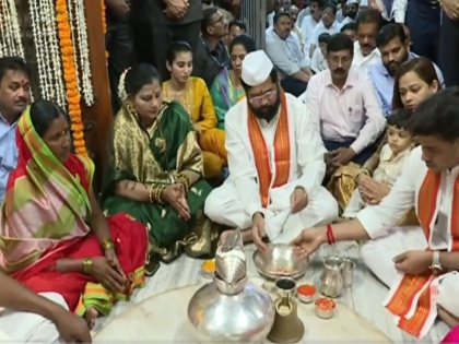 Maharashtra CM Eknath Shinde offers prayers with wife at Vitthal Rukmini temple promises to bring acche din | महाराष्ट्र सीएम एकनाथ शिंदे ने पत्नी के साथ विट्ठल रुक्मिणी मंदिर में की पूजा-अर्चना, लोगों से 'अच्छे दिन' लाने का किया वादा