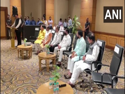 Maharashtra CM Eknath Shinde along with his faction of Shiv Sena MLA holds a meeting with Deputy CM Devendra Fadnavis, BJP MLAs, and other party leaders at a hotel | महाराष्ट्र: फ्लोर टेस्ट की पूर्व संध्या पर शिंदे गुट, बीजेपी विधायकों और अन्य नेताओं के बीच होटल में हुई बैठक