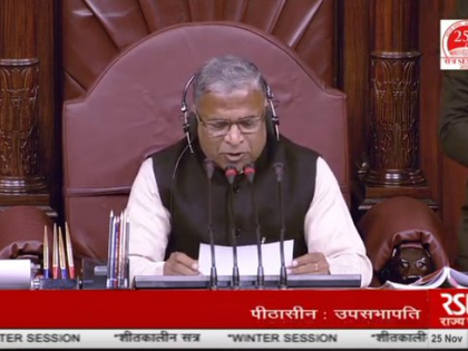 In the Rajya Sabha, instead of a uniform like a martial army, he appeared in a normal turtleneck suit but not a turban on his head. | राज्यसभा में मार्शल सेना जैसी वर्दी के बजाय सामान्य बंद गले के सूट में नजर आए लेकिन सर पर पगड़ी नहीं