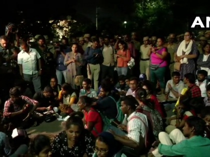 police enter Madras University campus after protests against Jamia clashes, CAA | CAA Protests: जामिया-अलीगढ़ के बाद मद्रास विश्वविद्यालय में घुसी पुलिस, छात्रों का प्रदर्शन जारी