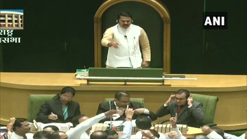 Maharashtra Legislative Assembly: Proceedings adjourned on farmer issue, BJP said- reminded of CM Thackeray's demand | महाराष्ट्र विधानसभाः किसान मुद्दे पर कार्यवाही स्थगित, फ्लेक्स बोर्ड लेकर पहुंचे BJP MLA, भाजपा ने कहा-सीएम ठाकरे वादा निभाइए