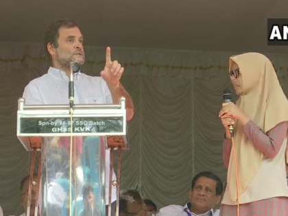 Congress leader gave chocolates by translating Rahul Gandhi's speech into Malayalam, 11th grade student | राहुल गांधी के भाषण का मलयालम में अनुवाद कर चर्चा आई 11वीं कक्षा की छात्रा फातिमा सफा, कांग्रेस नेता ने दी चॉकलेट