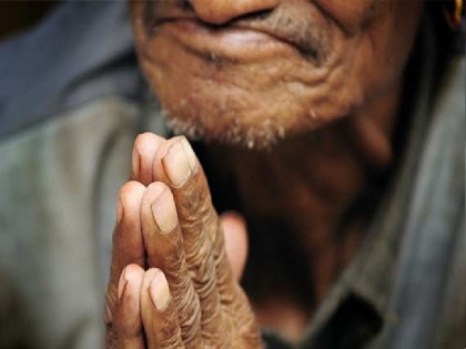 Even after ten years poor elderly people of India get a pension of 300 rupees per month | दस साल बाद भी भारत के गरीब बुजुर्गों को मिलती है 300 रुपये प्रतिमाह की पेंशन