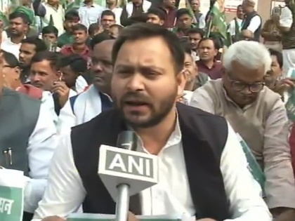 Bihar: RJD leader Tejashwi Yadav holds protest in Patna against #CitizenshipAmendmentBill & National Register of Citizens (NRC); says, “CAB is unconstitutional. It has been clearly written in the Constitution of India that the country cannot be divided on | CAB:तेजस्वी यादव ने कहा-"यह बिल असंवैधानिक है, धर्म के आधार पर समाज को विभाजित नहीं किया जा सकता"
