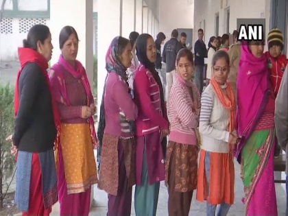 Bihar assembly elections 2020 second and third phase voting key power half population 2015 women voters dominated | Bihar Elections 2020: दूसरे और तीसरे चरण के मतदान के दौरान सत्ता की चाबी होगी आधी आबादी के हाथों में, 2015 में महिला मतदाताओं का रहा था दबदबा 