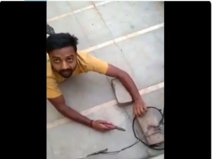 Electricity theft bid to snip wire after anti power theft squad arrival in ghaziabad video goes viral funny video | जब बिजली चोरी के मामले में अधिकारियों ने मारा छापा, बचने के लिए शख्स ने भिड़ाया दिमाग, अधिकारी ने कहा - हम यही है , वीडियो वायरल