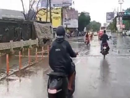 electric scooter man fit unique human voice horn internet reacts video | Video: इलेक्ट्रिक स्कूटी में शख्स ने लगाया अनोखा हॉर्न, सड़क पर बजाते ही सभी ने दिया बाइक को साइड, सुनें साउंड