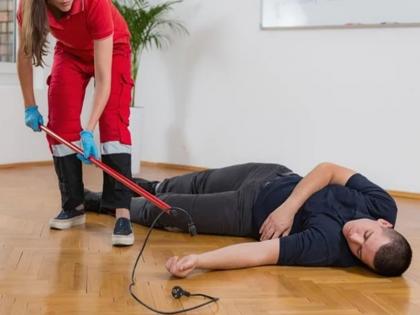 first aid for electric shock: 5 things to do first when you electric shock | करंट लगने पर घरेलू उपचार : अगर किसी को करंट लग जाए, तो तुरंत करें ये 5 काम, बच सकती है पीड़ित की जान first aid for electric shock: 5 things to do first when you electric shock | करंट लगने पर घरेलू उपचार : अगर किसी को करंट लग जाए, तो तुरंत करें ये 5 काम, बच सकती है पीड़ित की जान