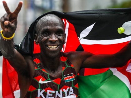 Tokyo Olympics Kenya's Eliud Kipchoge won gold finished race two hours eight minutes 38 seconds | टोक्यो ओलंपिकः कीनिया के इलियुड किपचोगे ने फिर से जीता स्वर्ण, दो घंटे, आठ मिनट, 38 सेकेंड में दौड़ पूरी