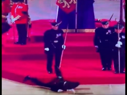 Guard Collapses in front Of Queen Elizabeth II coffin at Westminster in Londo, Watch video | अचानक गिर पड़ा ब्रिटेन की महारानी एलिजाबेथ के ताबूत के सामने खड़ा गार्ड, सोशल मीडिया पर वीडियो वायरल