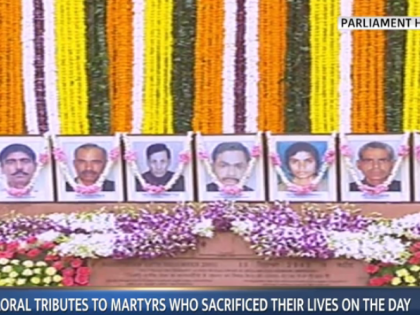 pm modi along with other parliamentarians pays tribute to those who lost their lives in 2001 Parliament attack | राष्ट्रपति रामनाथ कोविंद और पीएम मोदी ने संसद पर हमले की 18वीं बरसी पर पीड़ितों को दी श्रद्धांजलि