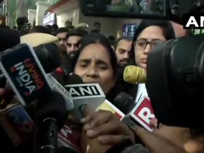Nirbhaya's mother said - the system is supporting the perpetrators, started crying in the court premises | निर्भया की मां ने कहा-मुजरिमों को सपॉर्ट कर रहा है सिस्टम, कोर्ट परिसर में रोने लगीं Nirbhaya's mother said - the system is supporting the perpetrators, started crying in the court premises | निर्भया की मां ने कहा-मुजरिमों को सपॉर्ट कर रहा है सिस्टम, कोर्ट परिसर में रोने लगीं
