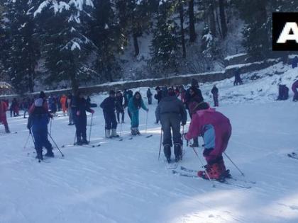 People suffering from cold in North India, 22-year record in Delhi broken, snowfall continues on the mountain | उत्तर भारत में ठंड से लोग बेहाल, दिल्ली में 22 साल का रिकॉर्ड टूटा, पहाड़ पर बर्फबारी जारी