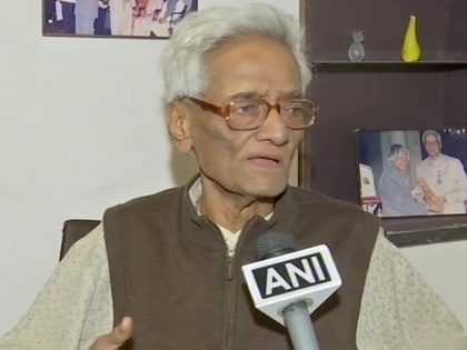 Urdu author Mujtaba Hussain to return Padma Shri Award, says, "Our democracy is being shattered. There is no system prevailing now, someone is being administered oath at 7am in the morning, govts are being made during the night, there is an atmosphere of | CAA विरोध: उर्दू लेखक व व्यंग्यकार मुजतबा हुसैन ने किया पद्म श्री आवार्ड लौटाने का ऐलान