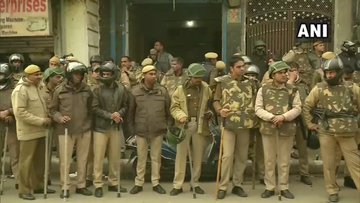 Violence in Seelampur: 18 people detained, police and paramilitary forces flag march, 144 implemented | सीलमपुर में हिंसाः 18 लोग हिरासत में, पुलिस और अर्द्धसैनिक बलों के जवानों ने किया फ्लैग मार्च, 144 लागू