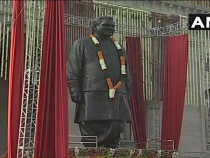 Lucknow: Prime Minister Narendra Modi pays tribute to former PM Atal Bihari Vajpayee at Lok Bhawan. | पीएम ने किया अटल बिहारी वाजपेयी की 25 फुट ऊंची प्रतिमा का अनावरण, चिकित्सा विश्वविद्यालय की आधारशिला रखी