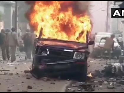 Bulandshahr: Vehicle torched during demonstration against #CitizenshipAmendmentAct; heavy police presence at the spot | CAA Protest: लखनऊ, गोरखपुर, मेरठ, कानपुर, बुलंदशहर सहित कई शहर में बवाल, प्रदर्शनकारियों और पुलिस में पत्थरबाजी, गाड़ियों में लगाई आग