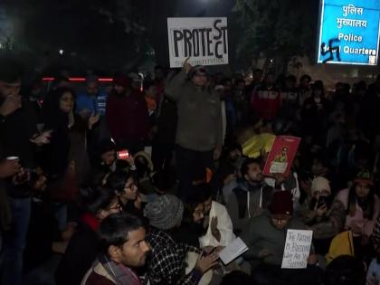 several people reached to police office delhi demanding to release detained people from daryaganj | CAA: दरियागंज में हिरासत में लिए गए लोगों की रिहाई के लिए कई लोग पहुंचे दिल्ली पुलिस मुख्यालय