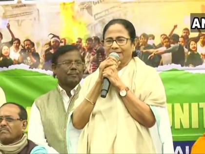 West Bengal Chief Minister Mamata Banerjee during protest march against #CitizenshipAmendmentAct and #NationalRegisterofCitizens, in Kolkata | CAA, NRC पर सीएम ममता ने कहा-छात्र प्रदर्शन जारी रखें, भाजपा को ‘आग से नहीं खेलने’ की सलाह दी