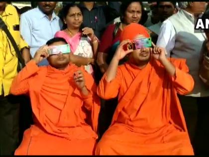 Decade's last solar eclipse witnessed in several parts of India | सूर्य ग्रहणः आग की अंगूठी की तरह दिखा सूरज, उत्तर भारत में बादल बने बाधक