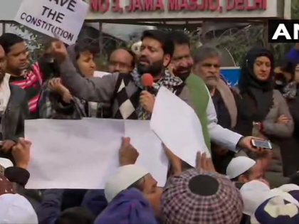 Delhi: Protest outside Jama Masjid against #CitizenshipAmendmentAct. | CAA Protest: जामा मस्जिद के बाहर प्रदर्शन शुरू, पुलिस और अर्द्धसैनिक बलों की भारी तैनाती