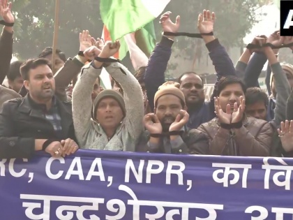 Delhi: People staged a protest in Jor Bagh today, demanding release of Bhim Army chief Chandrashekhar Azad | भीम आर्मी चीफ चंद्रशेखर आजाद की रिहाई को लेकर प्रदर्शन, पीएम मोदी के निवास के नजदीक मेट्रो स्टेशन बंद