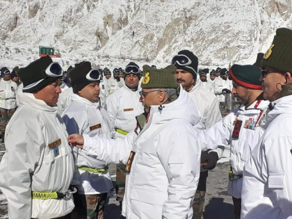 Army Chief General Manoj Mukund Naravane interacts with soldiers in Siachen. | सियाचिन पहुंचे थलसेना प्रमुख नरवणे, कहा-देश को गर्व, जवान की हर जरूरत पूरी करने की कोशिश करूंगा, देखें वीडियो