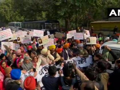Delhi: Akali Dal and Delhi Sikh Gurdwara Management Committee protests against Pakistan over the mob attack on Nankana Sahib yesterday | गुरुद्वारा ननकाना साहिब पर हमलाः पाक उच्चायोग के पास प्रदर्शन, दलों ने कहा- बेहद कायराना और शर्मनाक घटना Delhi: Akali Dal and Delhi Sikh Gurdwara Management Committee protests against Pakistan over the mob attack on Nankana Sahib yesterday | गुरुद्वारा ननकाना साहिब पर हमलाः पाक उच्चायोग के पास प्रदर्शन, दलों ने कहा- बेहद कायराना और शर्मनाक घटना