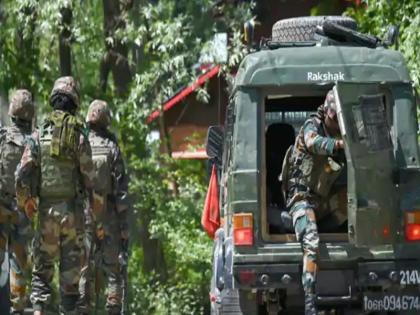 Bilo village of Pulwama family reached the security forces after son killed in the encounter | मुठभेड़ में मारा गया बेटा तो शव लेने सुरक्षाबलों के पास पहुंच गया पिता, कहा- मेरा बच्चा दे दो या मुझे भी वहीं दफना दो Bilo village of Pulwama family reached the security forces after son killed in the encounter | मुठभेड़ में मारा गया बेटा तो शव लेने सुरक्षाबलों के पास पहुंच गया पिता, कहा- मेरा बच्चा दे दो या मुझे भी वहीं दफना दो