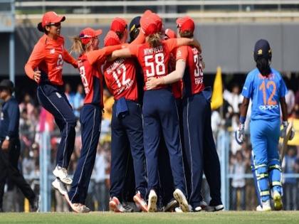Kate Cross shines, as England women beat India women's team by one runs to win t20 series 3-0 | IND vs ENG: मिताली राज को नहीं मिली आखिरी ओवर में स्ट्राइक, भारतीय महिला टीम तीसरे टी20 में एक रन से हारी