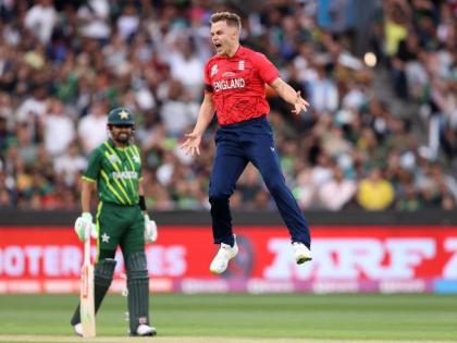 ICC T20 World Cup 2022 Sam Curran Player of the Match Player of the Series England won by 5 wkts | ICC T20 World Cup 2022: 12 साल बाद चैंपियन, फाइनल में तेज गेंदबाज ने किया कमाल, प्लेयर ऑफ द मैच और सीरीज पर किया कब्जा