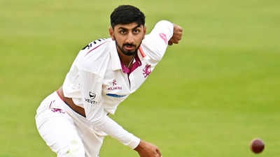 England spinner Shoaib Bashir unwanted record giving 38 runs in an over match English County Championship see video | इंग्लिश काउंटी चैम्पियनशिपः एक ओवर में 38 रन लुटाए, इस गेंदबाज ने अनचाहा रिकॉर्ड अपने नाम किया
