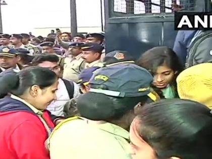 Mumbai: Protesters(protesting against #JNUViolence) at Gateway of India evicted by Police and relocated to Azad Maidan | JNU के समर्थन में मुंबई स्थित गेटवे ऑफ इंडिया पर जमा प्रदर्शनकारियों को पुलिस ने हटाया, आजाद मैदान में मिली प्रदर्शन की इजाजत Mumbai: Protesters(protesting against #JNUViolence) at Gateway of India evicted by Police and relocated to Azad Maidan | JNU के समर्थन में मुंबई स्थित गेटवे ऑफ इंडिया पर जमा प्रदर्शनकारियों को पुलिस ने हटाया, आजाद मैदान में मिली प्रदर्शन की इजाजत