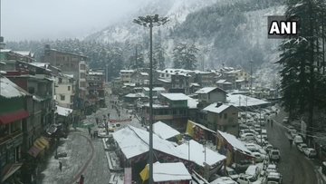 Manali in Himachal Pradesh received fresh snowfall today weather report update of north india | शिमला, मनाली और कुफरी में बर्फबारी जारी, माता वैष्णो देवी श्राइन में हेलीकॉप्टर सेवा निलंबित