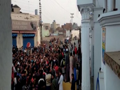 Stones pelted at Nankana Sahib gurdwara in Pakistan | पाकिस्तान के ननकाना साहिबः सैकड़ों की भीड़ ने पत्थरबाजी की, गुरुद्वारे को घेर लिया, हालात तनावपूर्ण