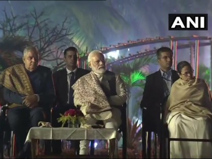 West Bengal: PM Modi inaugurates Light and Sound show of Howrah Bridge, Governor Jagdeep Dhankhar and Mamta Banerjee join | पश्चिम बंगाल: पीएम मोदी ने हावड़ा ब्रिज के लाइट एंड साउंड शो का किया उद्घाटन, राज्यपाल जगदीप धनखड़ और ममता बनर्जी हुईं शामिल