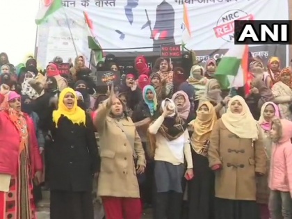 CAA: FIR lodged against hundreds of unidentified women, including two daughters of Munawar Rana, performing in Lucknow, still protesting | CAA: लखनऊ में प्रदर्शन कर रही मुनव्वर राणा की दो बेटियों समेत सैकड़ों अज्ञात महिलाओं के खिलाफ दर्ज हुआ 3 FIR, अब भी जारी है प्रदर्शन