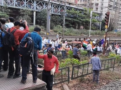 Mumbai: India bandh against CAA, Bahujan Kranti Morcha members block railway track | Bharat Bandh: मुंबई में CAA के खिलाफ भारत बंद का दिख रहा असर, बहुजन क्रांति मोर्चा के सदस्यों ने रेलवे ट्रैक को किया ब्लॉक