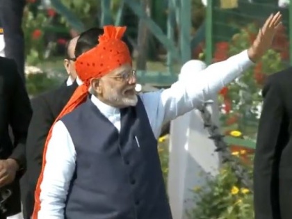 Republic Day: PM Narendra Modi maintains tradition, tied saffron colored saffron | गणतंत्र दिवस: PM नरेंद्र मोदी ने परंपरा रखी बरकरार, परेड के दौरान बांधा केसरिया रंग का ‘साफा’
