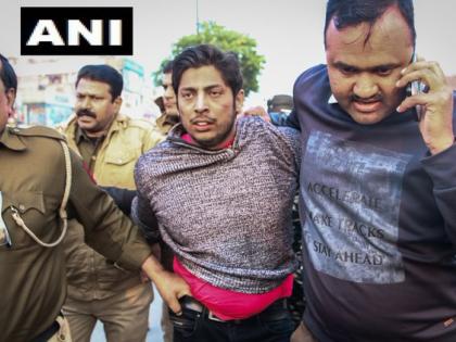 Delhi: The man fired bullets in Shaheen Bagh area taken by police into their custody | शाहीन बाग में एक शख्स ने चलाई गोली, पुलिस की हिरासत में आरोपी