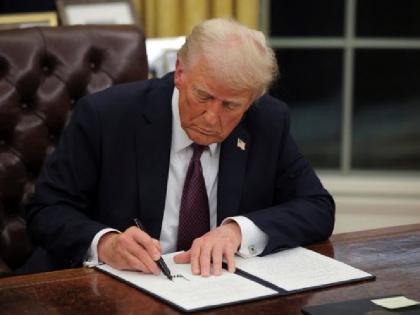 Epstein Files: राष्ट्रपति ट्रंप ने जेफरी एपस्टीन से जुड़ी फाइल को पब्लिक करने वाले बिल पर किए हस्ताक्षर, जानें अब क्या होगा आगे