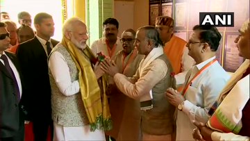Varanasi: Prime Minister Narendra Modi offers prayers at the Jangamwadi Math. | प्रधानमंत्री नरेन्द्र मोदी बोले, मैं काशी का जनप्रतिनिधि हूं और यहां आकर संतों का आशीर्वाद लेने का मौका मिला है