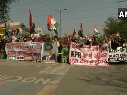 Delhi: Protesters begin march from Shaheen Bagh towards Home Minister Amit Shah's residence | गृह मंत्री अमित शाह के आवास की तरफ बढ़े शाहीन बाग के हजारों प्रदर्शनकारी, भारी सुरक्षा बल तैनात 