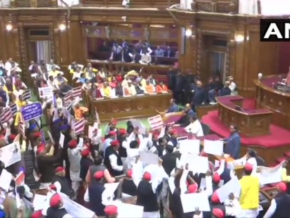 Opposition MLAs protest in assembly during Governor Anandiben Patel's speech, over different issues including CAA/NRC and law and order. | यूपी विधानसभा सत्रः राज्यपाल पटेल ने कहा, योगी सरकार ने अपराधमुक्त, भयमुक्त और कानून का राज स्थापित किया