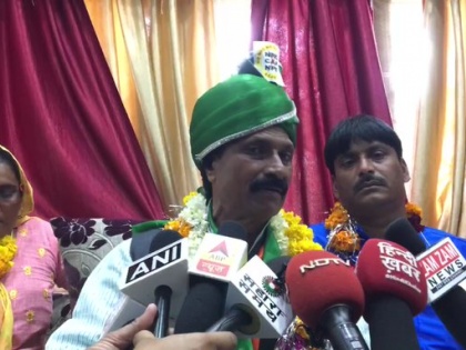 Indore: BJP Corporator Usman Patel has resigned from all posts in the party, says,"BJP has moved away from the real issues. It's doing only communal politics. GDP is going doing, inflation is rising but the party is bringing laws that create rift between | MP में BJP पार्षद ने पार्टी के सभी पदों से दिया इस्तीफा, कहा- भाजपा मुद्दों की नहीं केवल सांप्रदायिक राजनीति कर रही है 
