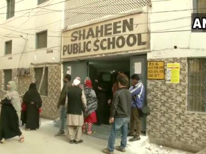 Delhi Election: Long queues in Shaheenbagh, women turn up to vote as the protest continues | Delhi Election: शाहीनबाग में लंबी कतार, महिलाओं ने प्रदर्शन जारी रखने के साथ ही बारी-बारी से किया मतदान Delhi Election: Long queues in Shaheenbagh, women turn up to vote as the protest continues | Delhi Election: शाहीनबाग में लंबी कतार, महिलाओं ने प्रदर्शन जारी रखने के साथ ही बारी-बारी से किया मतदान