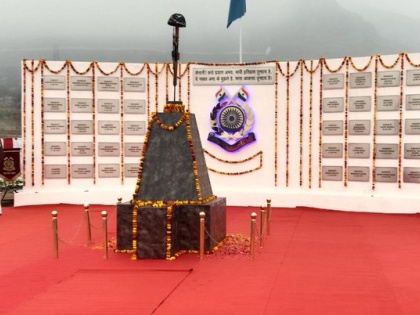 Pulwama attack: Earthen urn collected from the house of martyred soldiers handed over to CRPF, memorial inaugurated in memory | पुलवामा हमलाः शहीद जवानों के घर से एकत्रित मिट्टी का कलश CRPF को सौंपा, याद में स्मारक का उद्घाटन