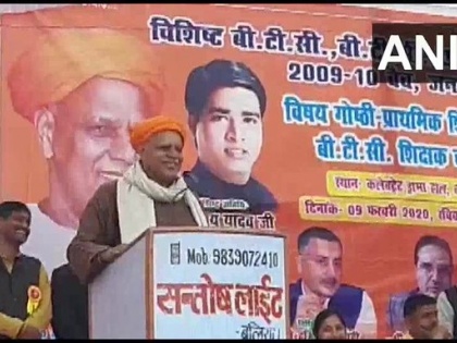 BJP MP Virendra Singh Mast in Ballia: There have been discussions in Delhi & the world, about a recession. If there was any recession, we would have come here wearing 'kurta' & 'dhoti', not coats & jackets. If there was a recession we wouldn't have bought | अगर देश में मंदी होती, तो हम यहां पैंट कोर्ट पहनकर नहीं 'कुर्ता' और 'धोती' पहन कर आते: BJP सांसद
